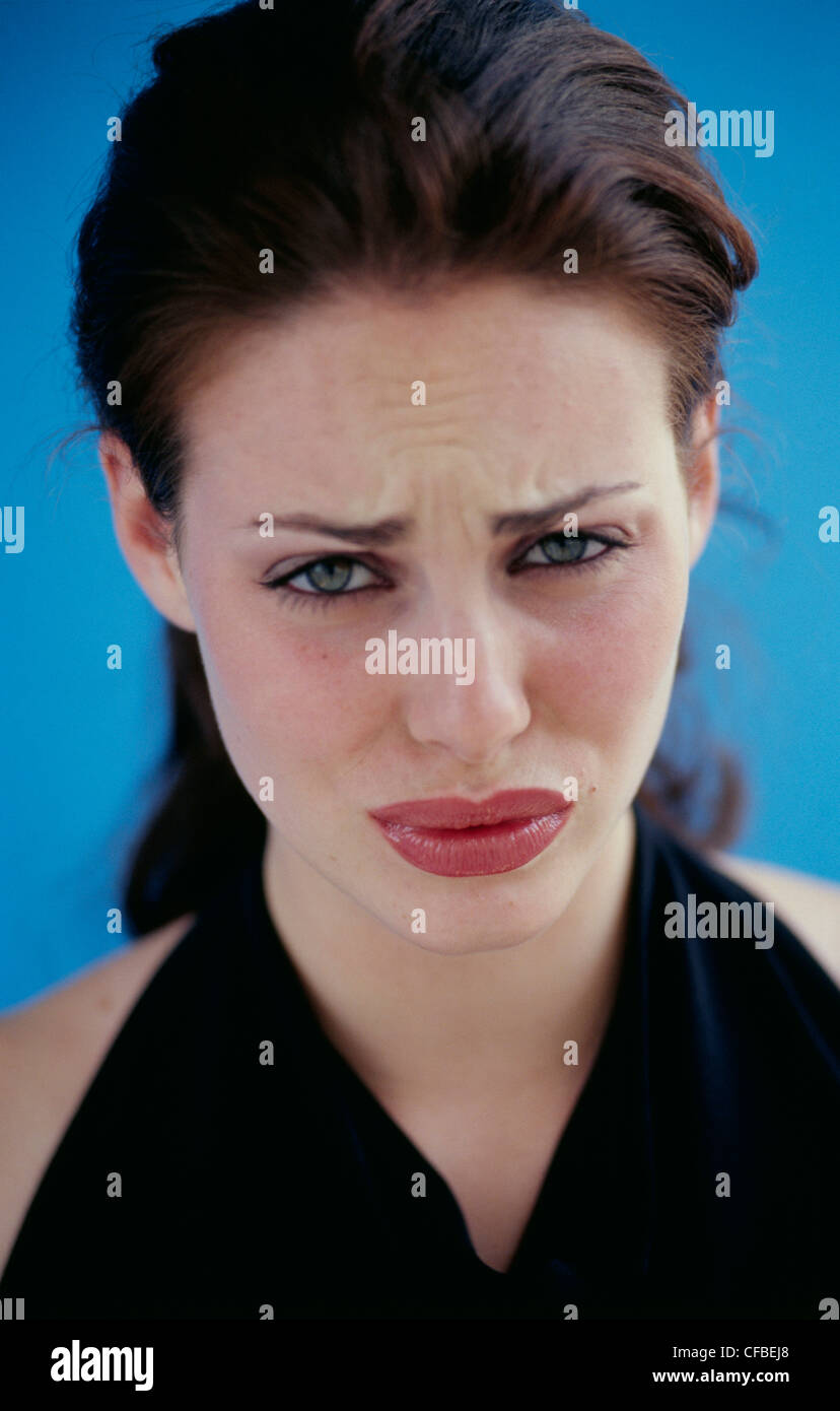 Frauen tragen Halfter Hals Top voll glänzenden rosa Lippen schwarzer Eyeliner auf Kamera Stockfoto