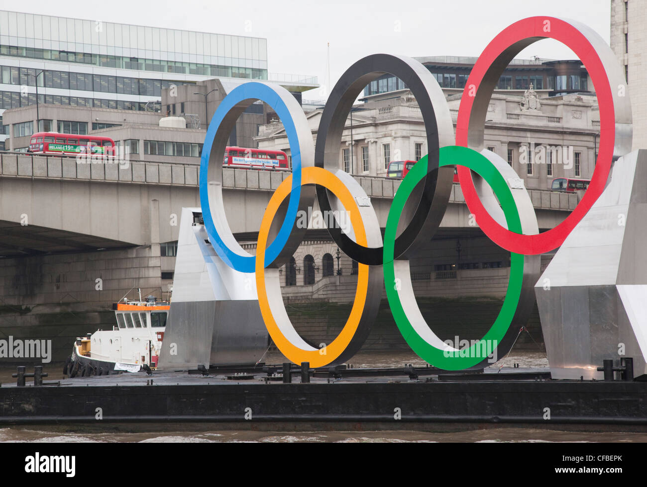 Großen Olympischen Ringe, 11m hoch und 25m breit sind auf der Themse auf einem Lastkahn vor London Bridge schwebte. Stockfoto