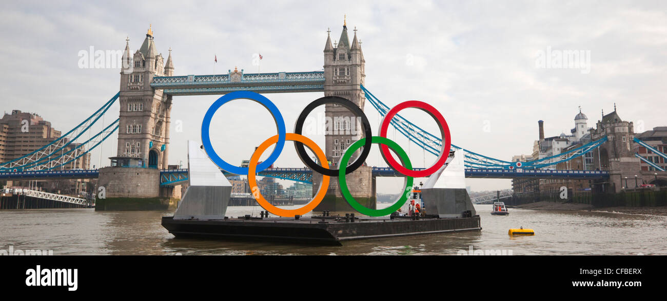 Großen Olympischen Ringe, 11m hoch und 25m breit sind auf der Themse auf einem Lastkahn vor Tower Bridge schwebte. Stockfoto