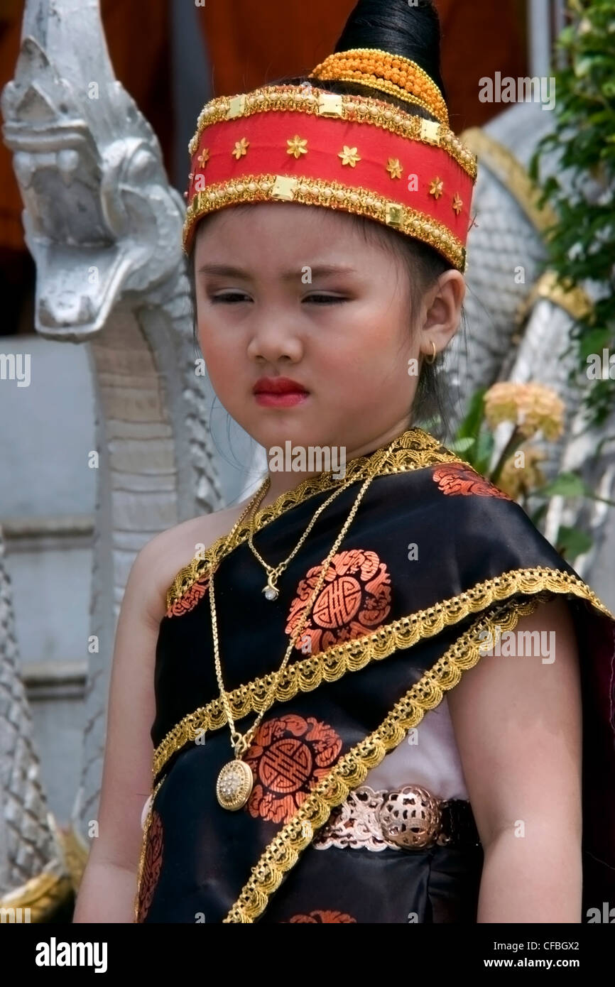 Eine junge Asiatin trägt einen Tracht vor den laotischen Neujahrsfest in Luang Prabang, Laos. Stockfoto