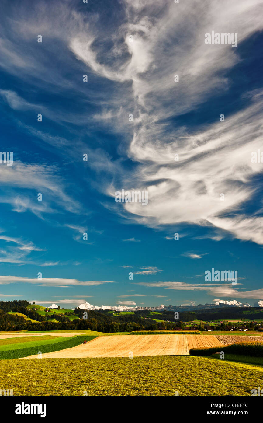 Alpen, Bergkette, Himmelblau, blau, Azure, Cirrus, Emmental, Felder, Föhn, Föhn, Chinook-Wind, Himmel, Horizont, Skyline, Kanton Stockfoto