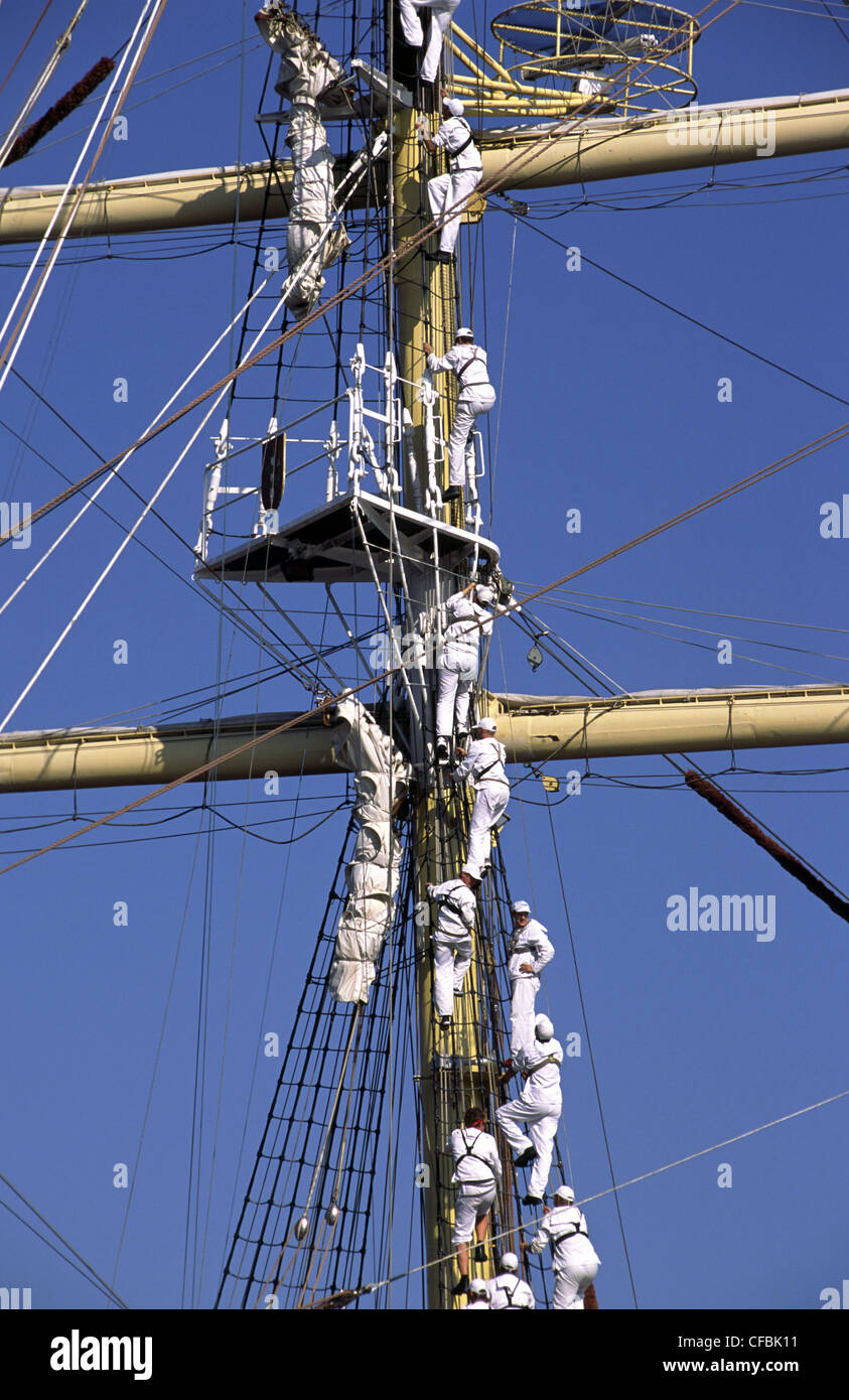 Besatzung, Klettern die Takelage des polnischen Segel Schiff "Dar Mlodziezy" während der SAIL 2005 maritime Veranstaltung. Amsterdam, Niederlande. Stockfoto