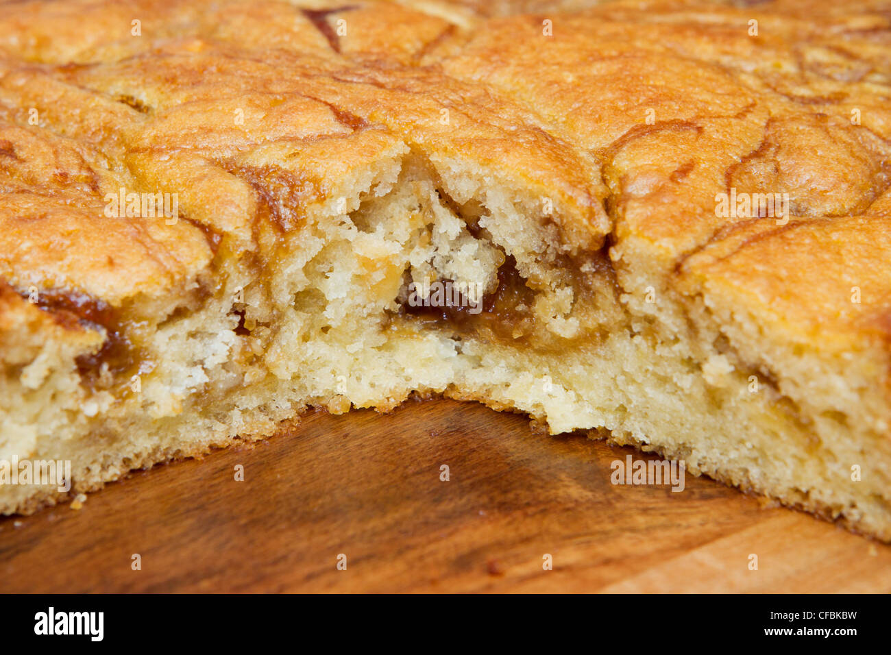 ein ganz frischer Apfel Streusel Kuchen auf ein Schneidebrett Stockfoto