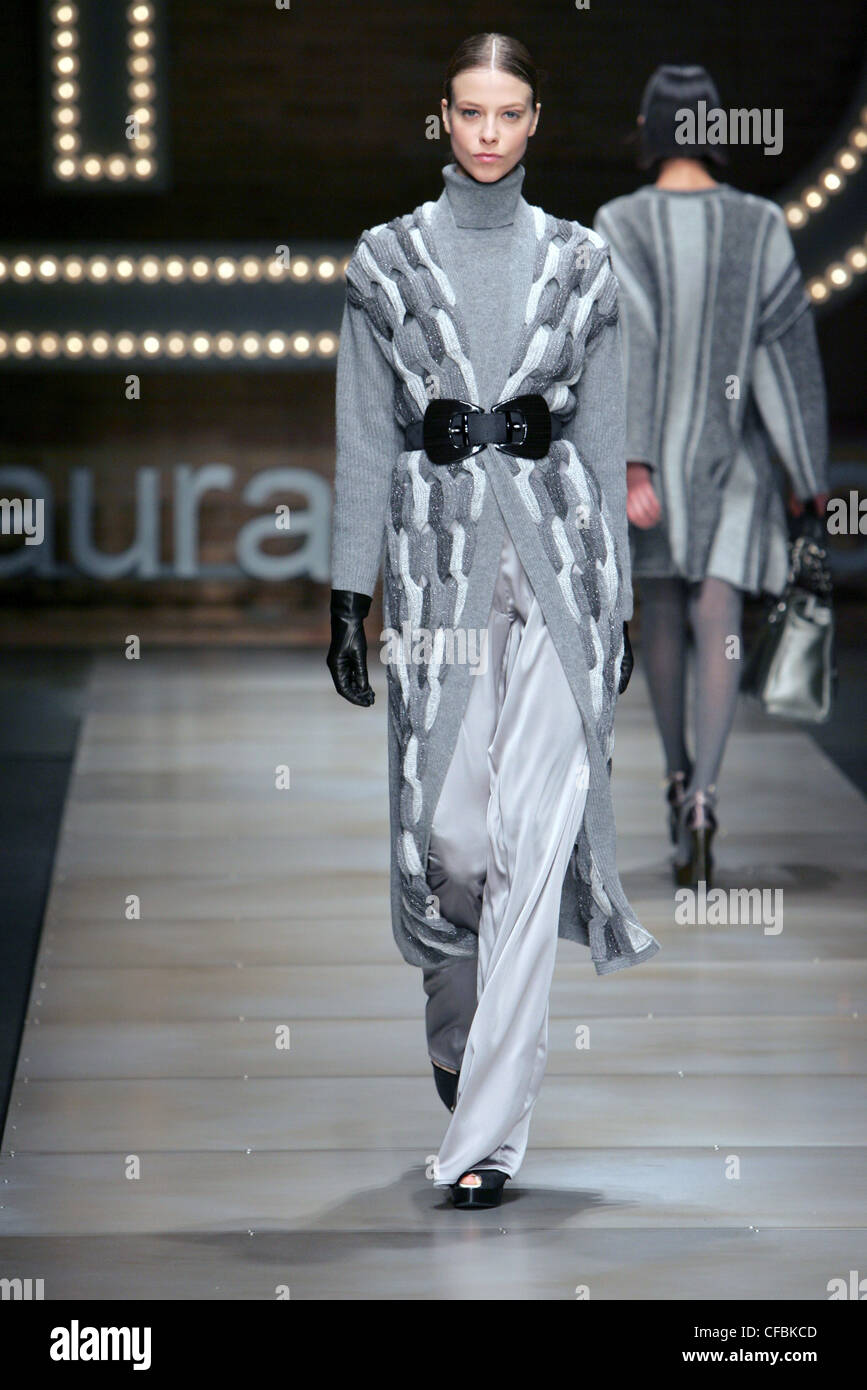 Biagiotti Mailand Fashion Woche Wintermodell tragen graue Strick Rollkragen Pullover, blasse grau silky satin Stockfotografie - Alamy