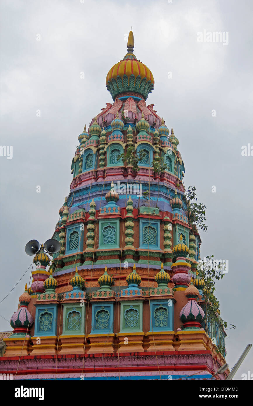 Shri Koteshwar Tempel liegt zwischen Dorf Glied und Gove in der Mitte des Flusses Krishna, Satara, Maharashtra, Indien Stockfoto
