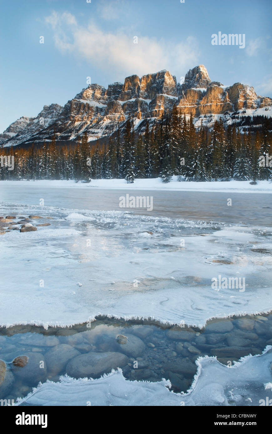 Bow River in Winter, Schlossberg, Banff Nationalpark, Alberta, Kanada Stockfoto