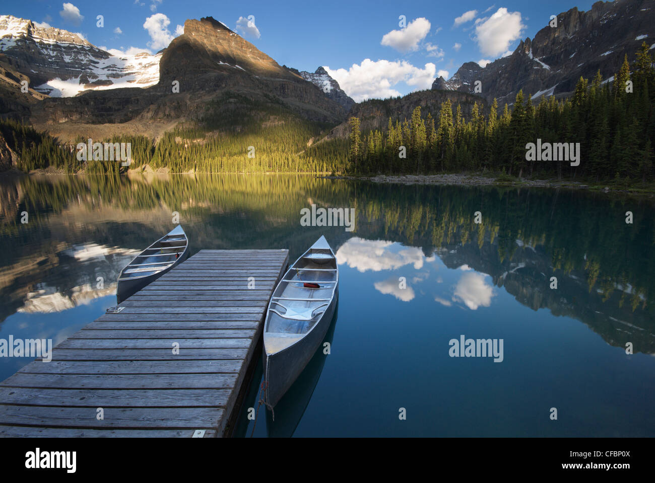 Kanus und Dock, Lake O'Hara, Yoho Nationalpark, Britisch-Kolumbien, Kanada Stockfoto