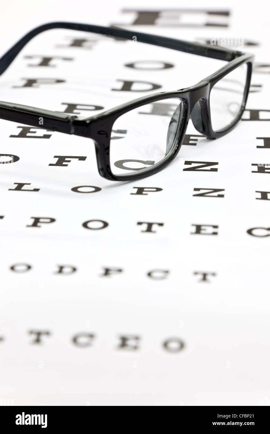 Foto der schwarzen Brille auf einem Auge-Test-chart Stockfoto