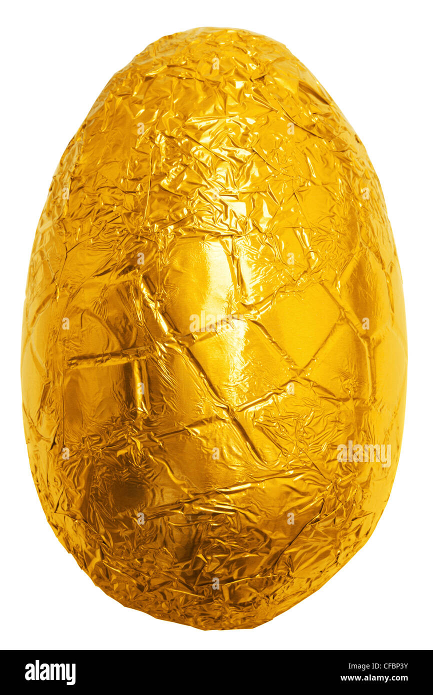 Foto von ein Easter Egg in Goldfolie isoliert auf einem weißen Hintergrund mit Beschneidungspfad gewickelt. Stockfoto