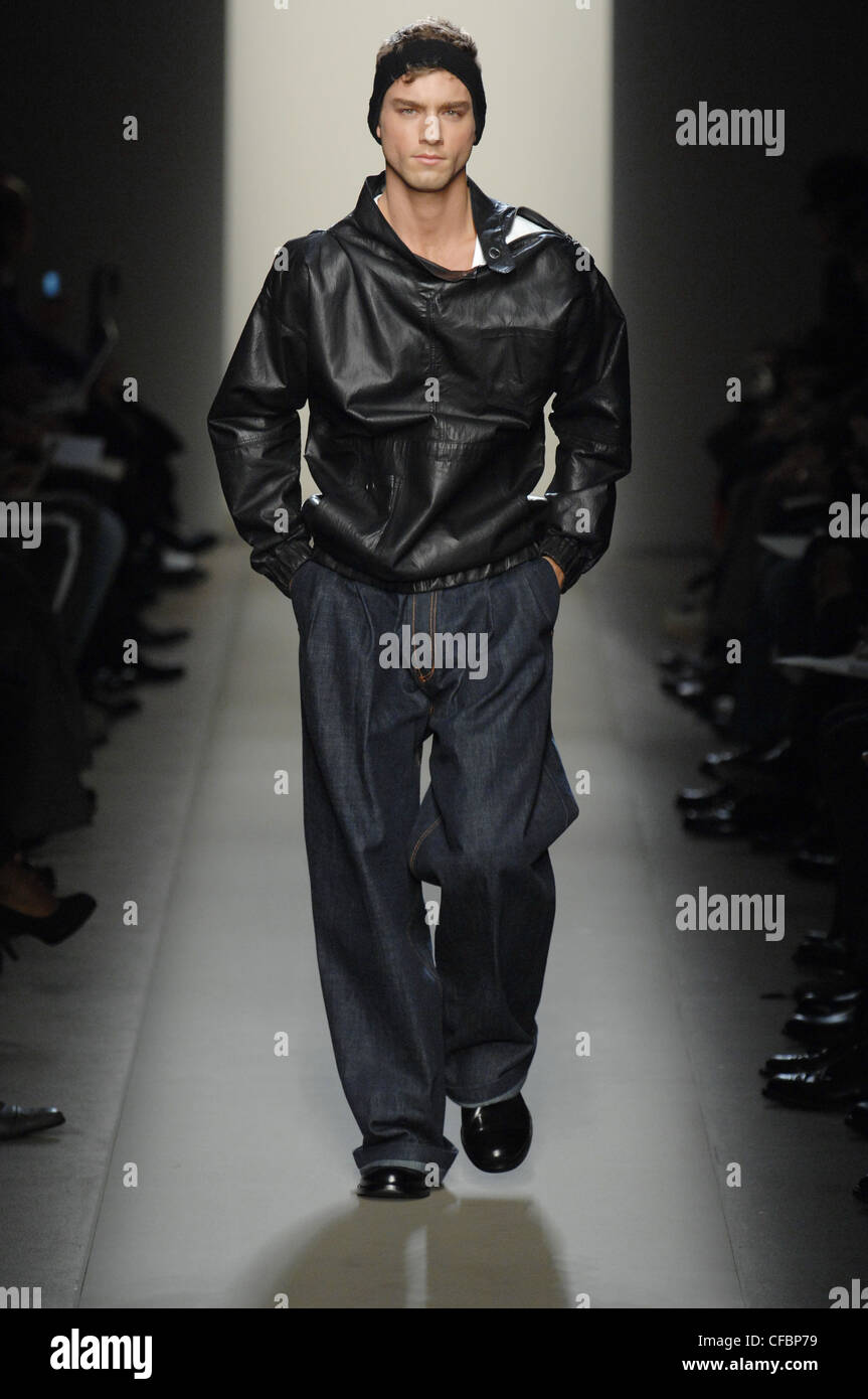 Bottega Veneta Mailand bereit zu tragen Herbst Winter männlichen Oversize  schwarze Lederjacke und dunkelblaue baggy Jeans zu tragen Stockfotografie -  Alamy