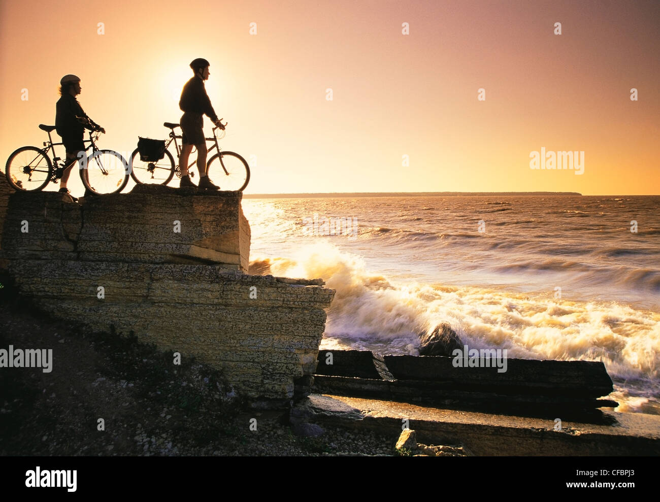 Radfahrer entlang sedimentären Felsen Klippen, Hecla Provincial Park, Lake Winnipeg, Manitoba, Kanada Stockfoto