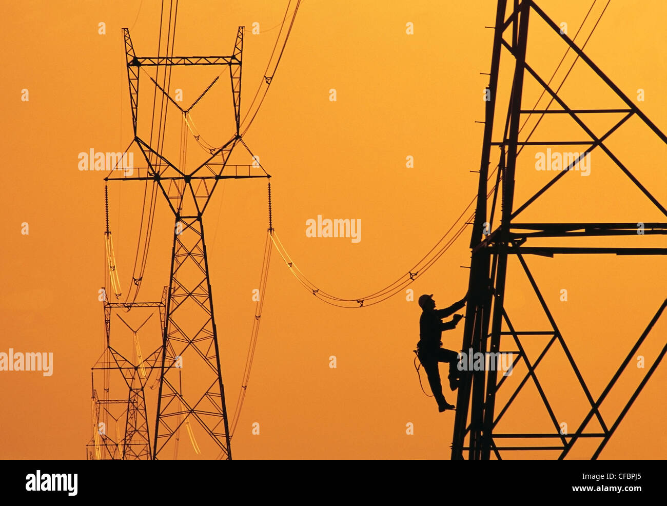 Ein Arbeiter klettert eine elektrische Tower, Manitoba, Kanada Stockfoto