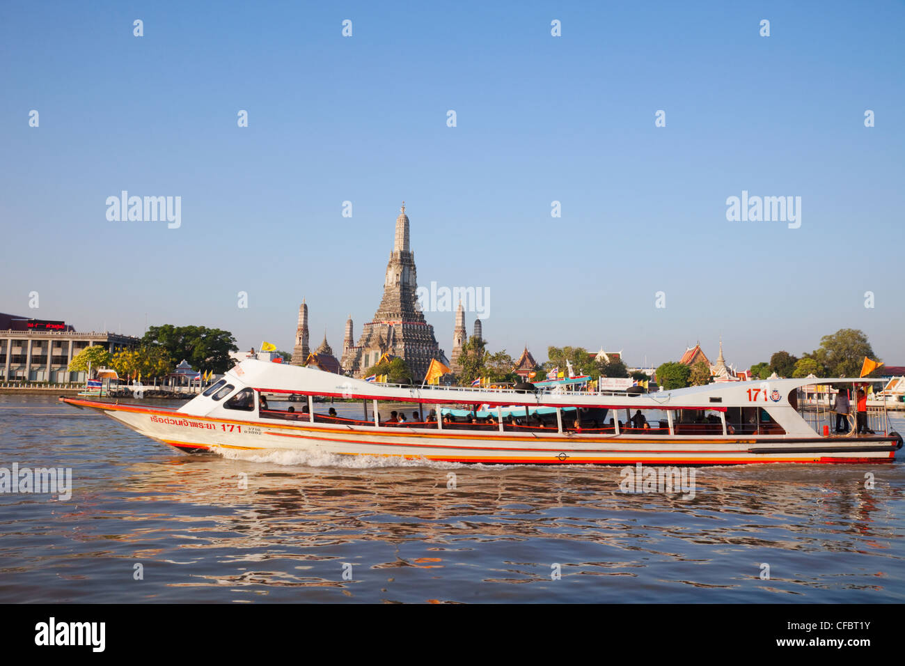 Thailand, Bangkok, River Bus vor Wat Arun auch bekannt als Tempel der Morgenröte Stockfoto