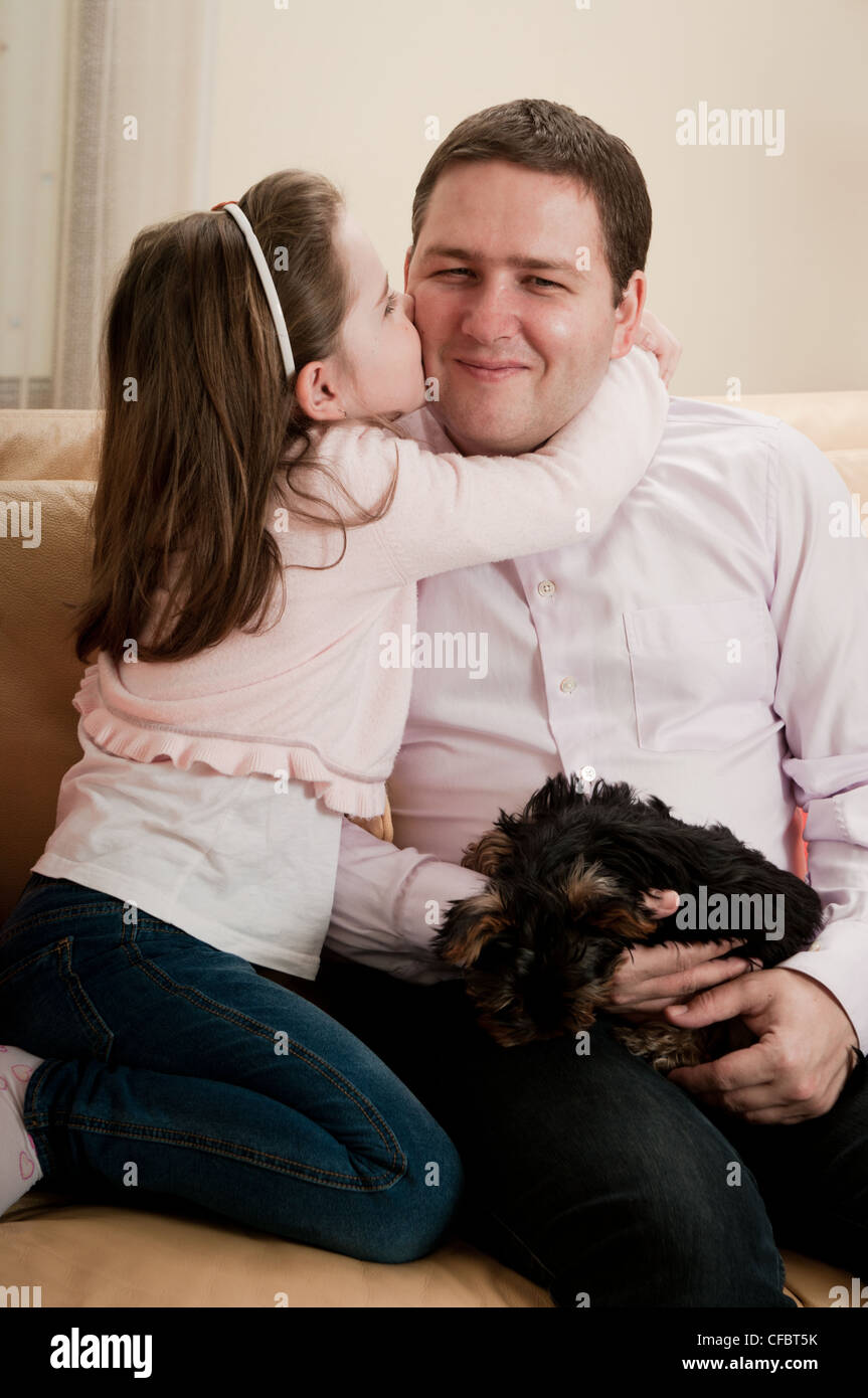 Kind (süße Ligirl) küssen ihr Vater - drinnen zu Hause Stockfoto