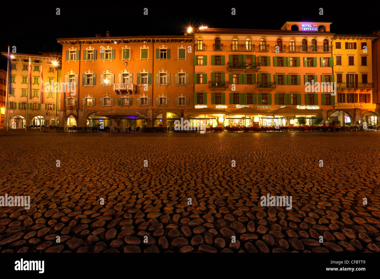 Riva del Garda, Nachtaufnahme, Stimmung, Gardasee, Tourismus, Architektur, Nacht, Italien, Ort, Raum, Stockfoto