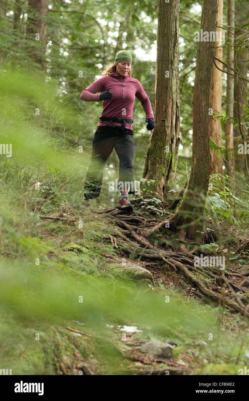 Junge Frau läuft auf dem Diez Vistas Trail. Buntzen Lake Regionalpark. Port Moody, British Columbia, Kanada Stockfoto