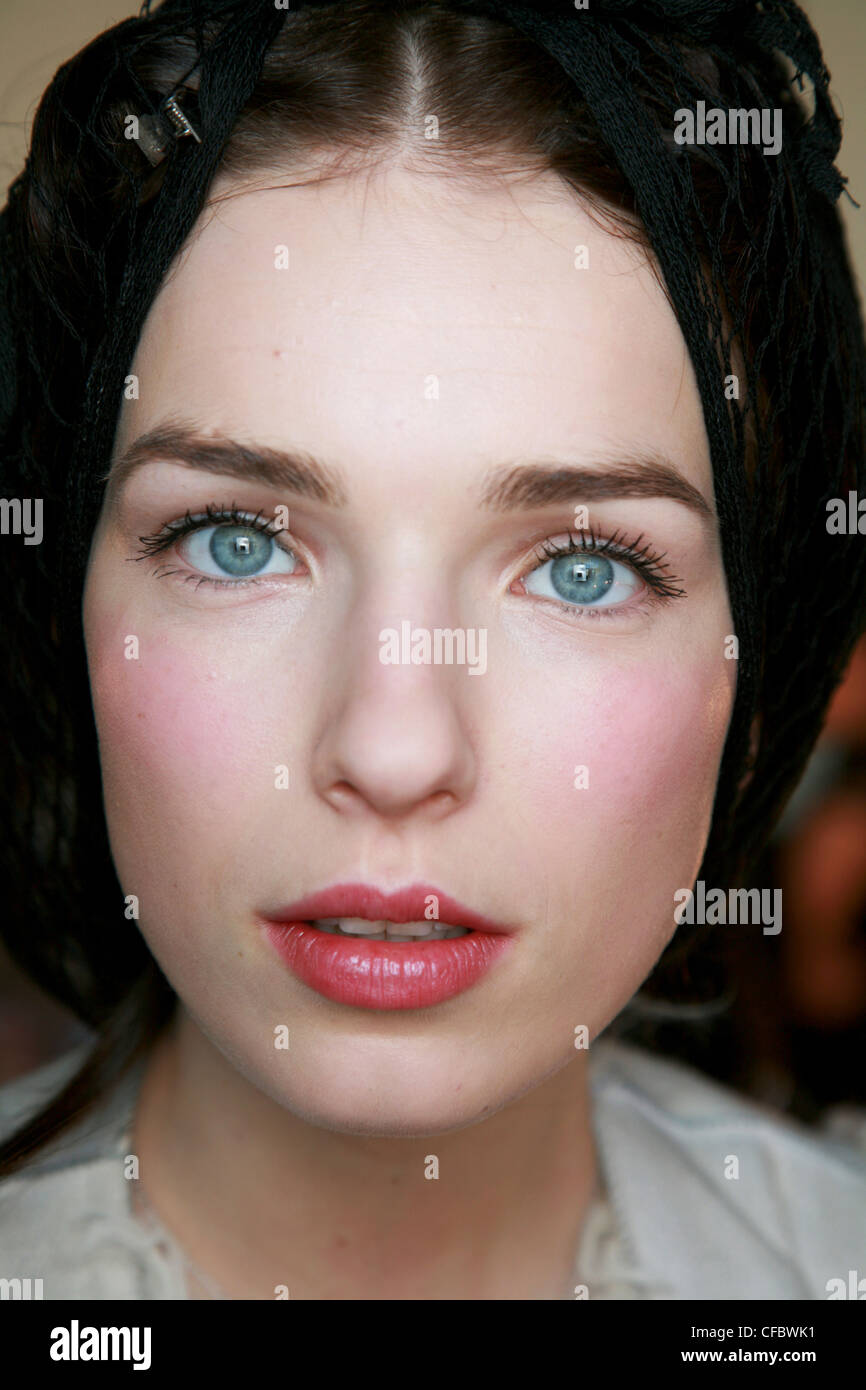 DKNY BACKSTAGE New York bereit zu tragen Herbst Wintermodell mit schwarzer Wimperntusche, Augenbrauen und weiche rosa Lippen mit Bleistift Stockfoto