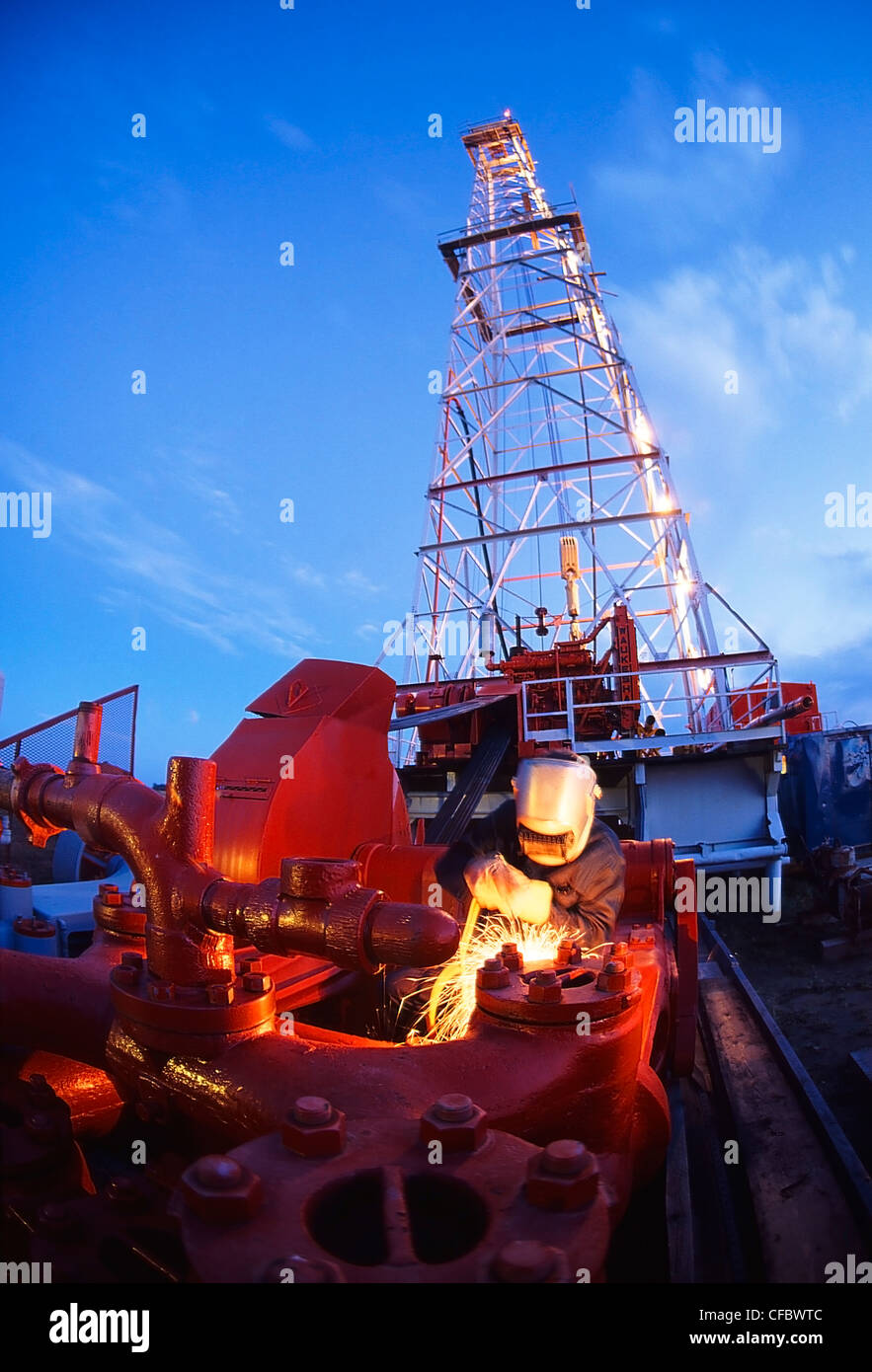 Öl-Industrie Arbeiter Schweißen auf Bohrinsel Stockfoto