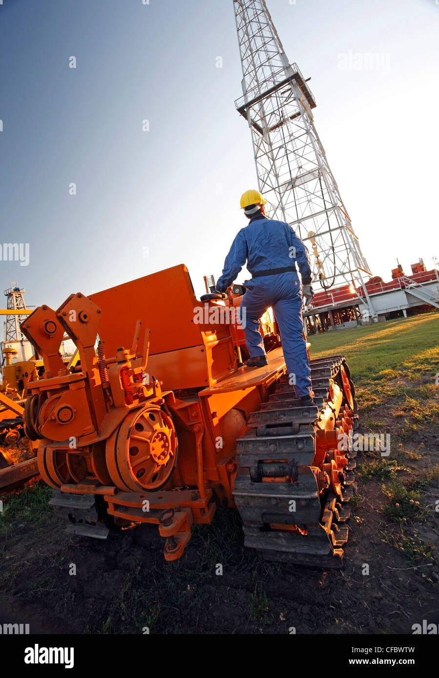 Arbeiter auf Erdbewegung bei Öl-Bohr-Website Stockfoto