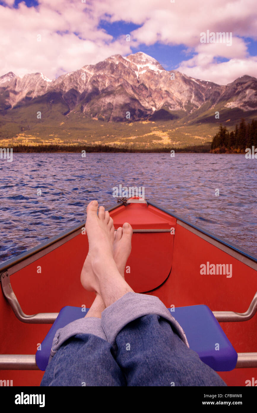 Person entspannend im Kanu am Pyramid Lake, Jasper Nationalpark, Alberta, Kanada Stockfoto