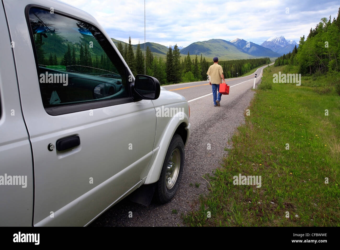 Fahrer mit Gas kann am Berg Highway, Kananaskis Provincial Park, Alberta, Kanada Stockfoto
