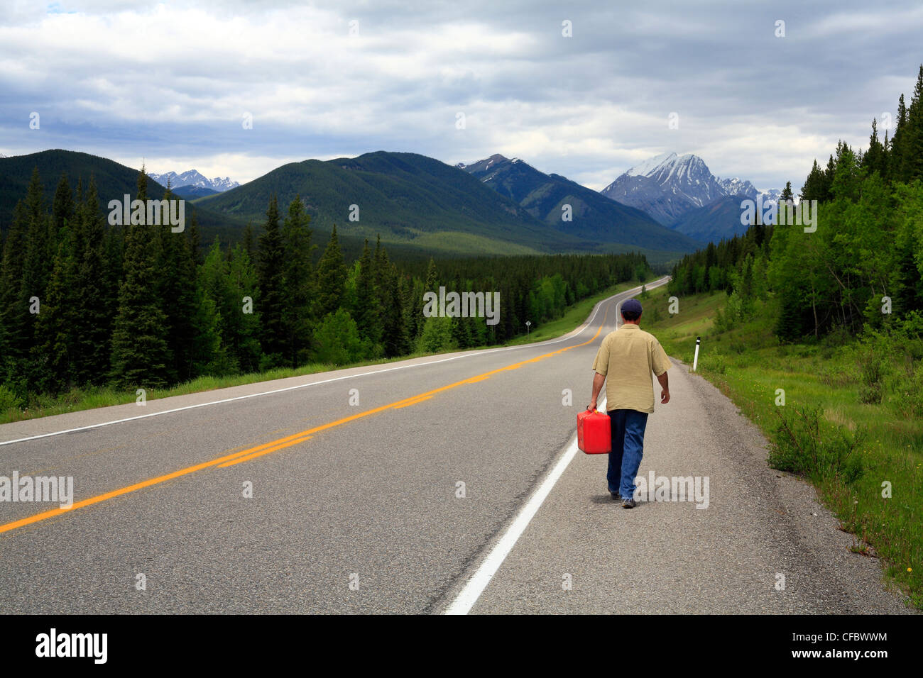 Fahrer mit Gas kann am Berg Highway, Kananaskis Provincial Park, Alberta, Kanada Stockfoto