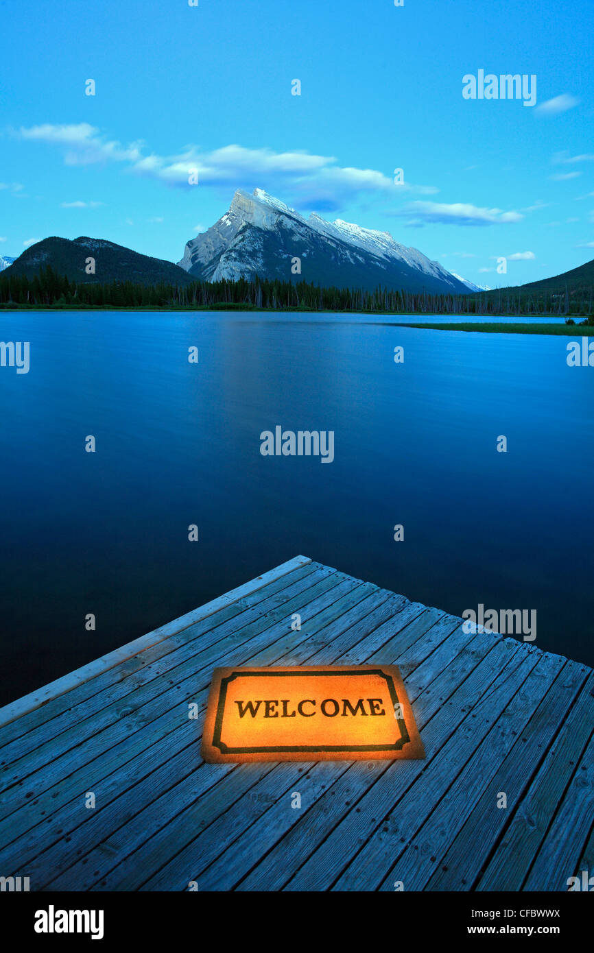 Dock mit willkommene Matte von Vermilion Seen, Banff Nationalpark, Alberta, Kanada Stockfoto