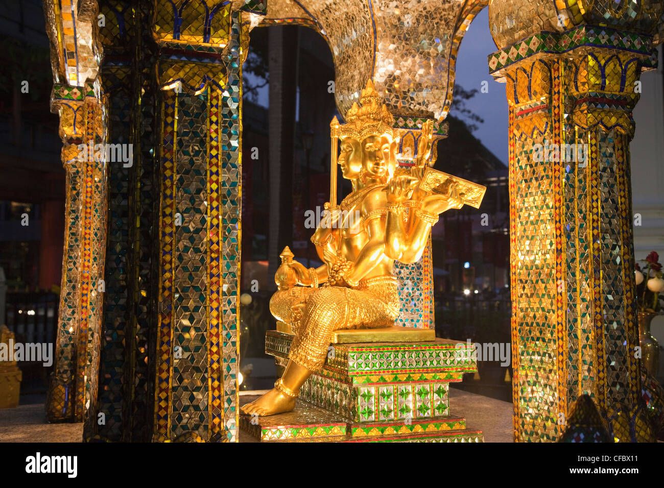Thailand, Bangkok, Erawan-Schrein, Statue der Hindu Gott Brahma aka Phra Phrom Stockfoto