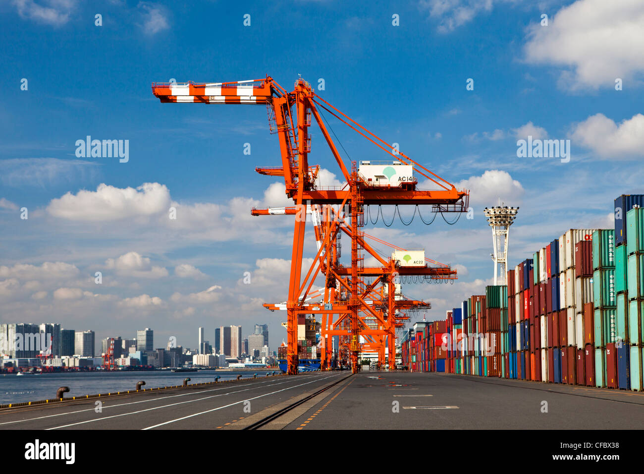 Japan, Asien, Stadt, Tokyo Odaiba, Stadtteil Aomi, Wharf, Krane, Container, Business, bunt, Farben, Container, riesig, viele Stockfoto