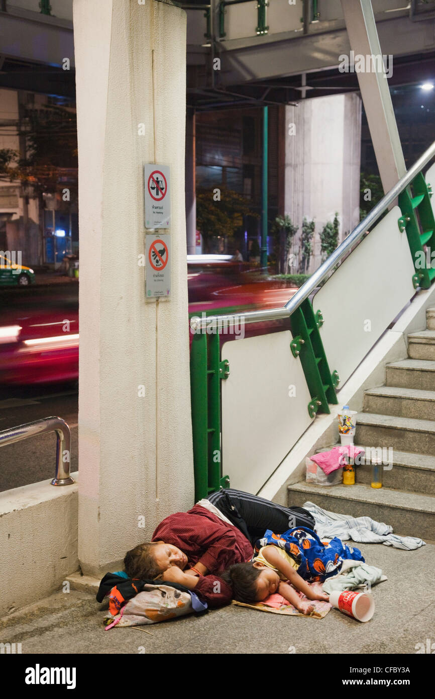 Thailand, Bangkok, Heimatlose Mutter und Tochter Stockfoto