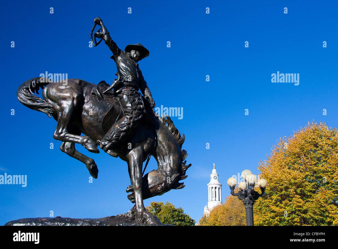 USA, USA, Amerika, Colorado, Denver, Stadt, Civic Center Park, Bronco Buster, Statue, blau, Bronze, klar, berühmt, hors Stockfoto