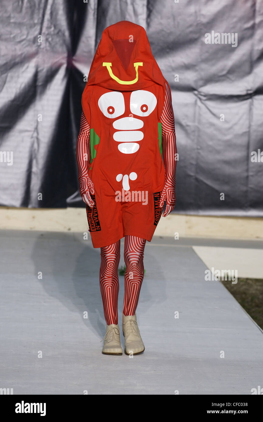 Walter Van Beirendonck, Mailand bereit zu tragen Frühling Sommer Neil Barrett-Mode-Designer Modell trägt eine Orange gemustert Stockfoto