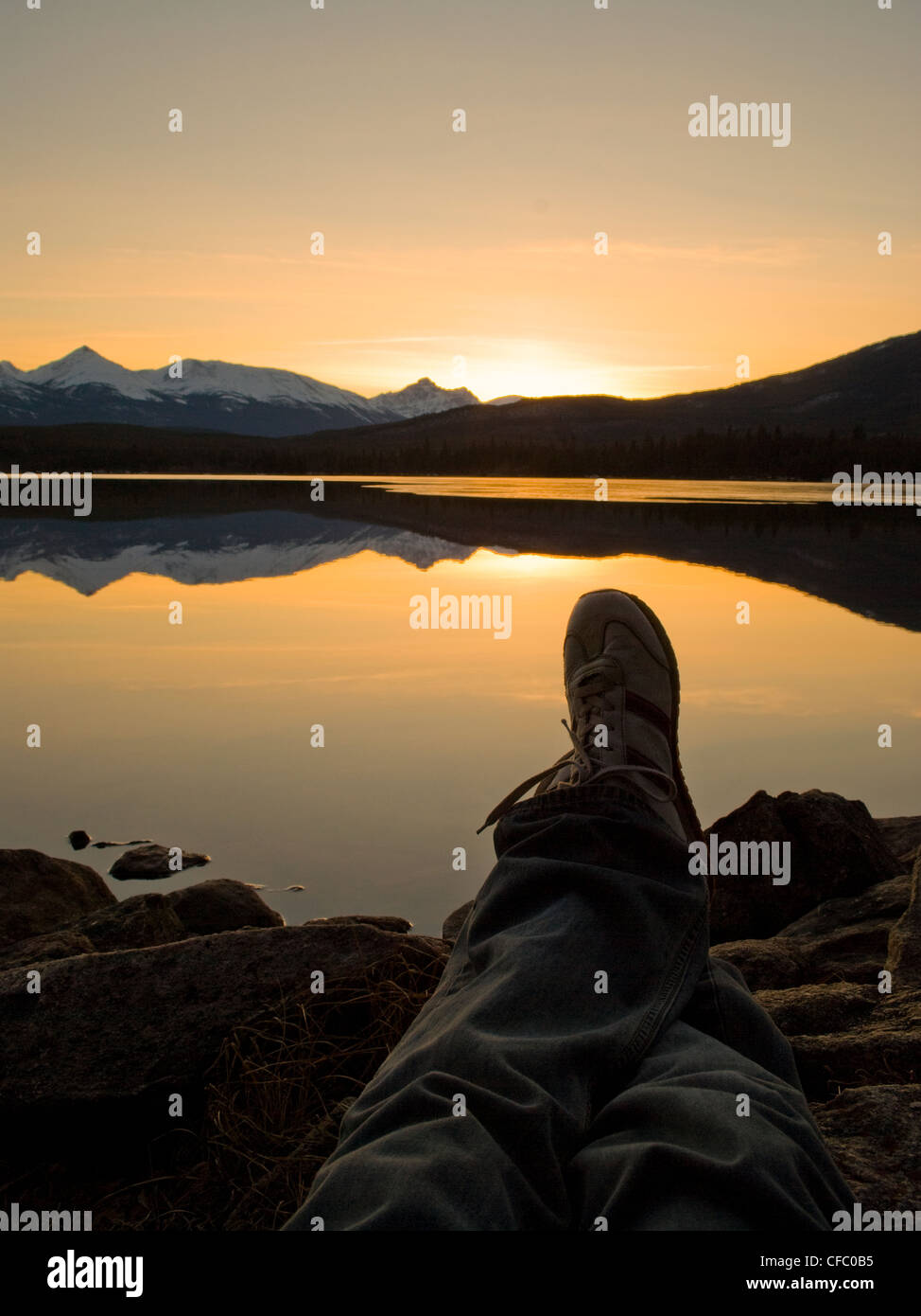 Fotograf tritt zurück, den Sonnenuntergang am Ufer des Pyramid Lake, in der Nähe von Jasper, Alberta, Kanada. Stockfoto