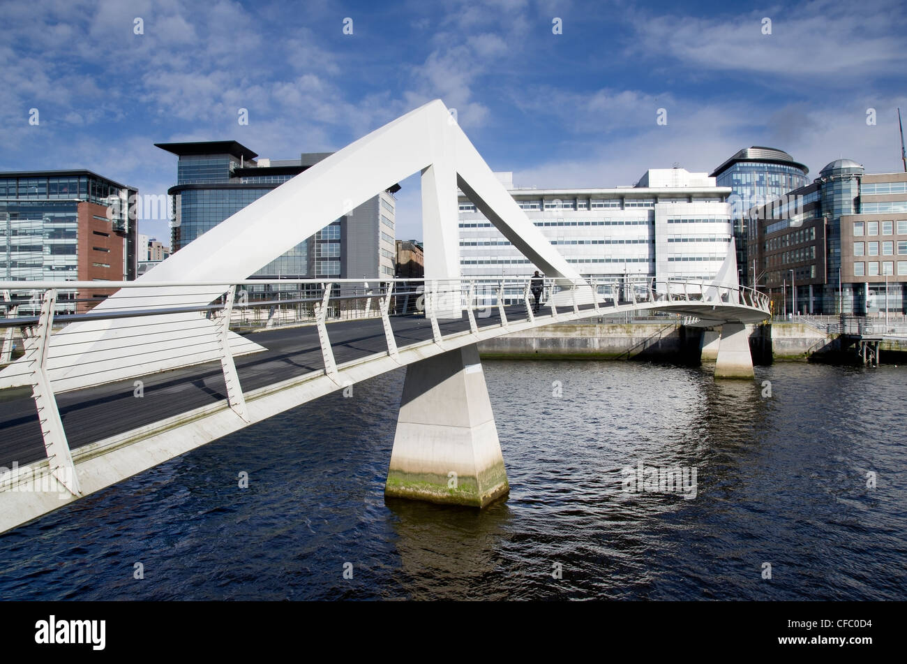 Moderne Fußgängerbrücke über den Fluss Clyde in Glasgow, Vereinigtes Königreich Stockfoto