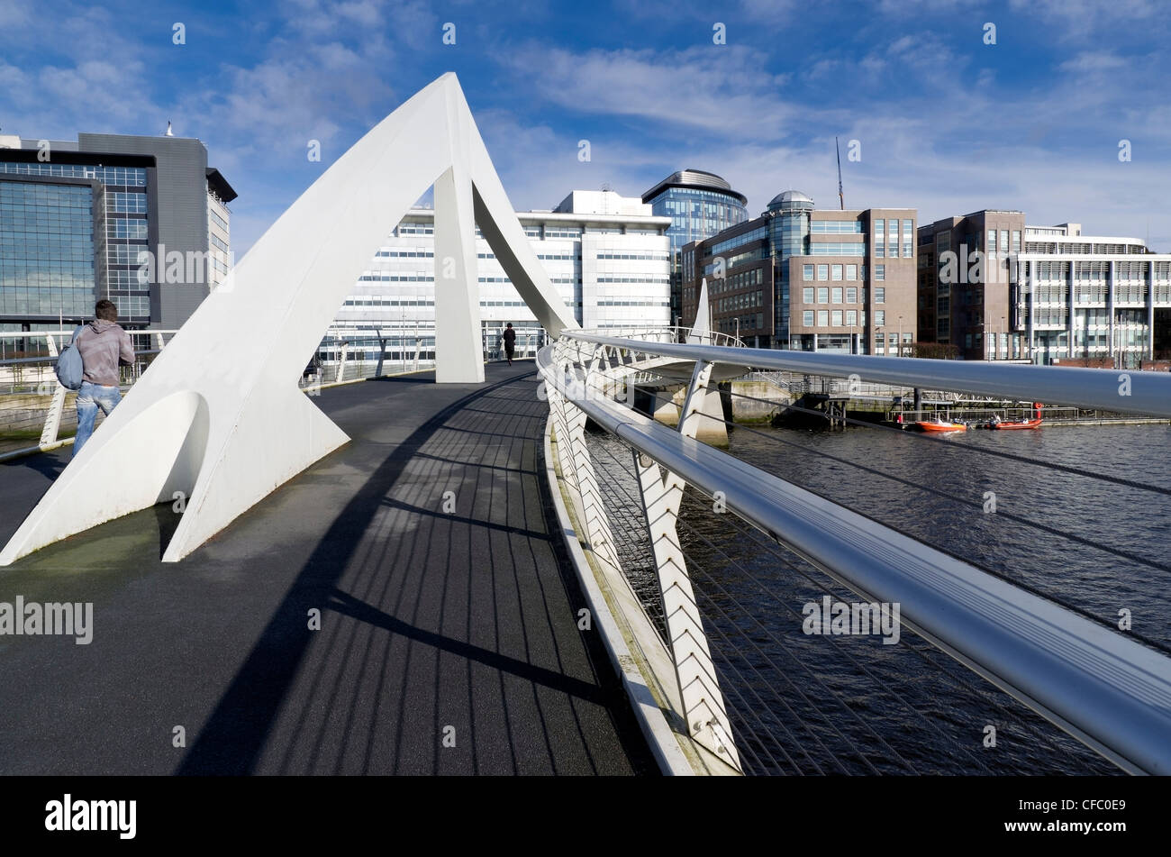 Moderne Fußgängerbrücke überqueren zum Finanzviertel von Glasgow in Schottland Stockfoto
