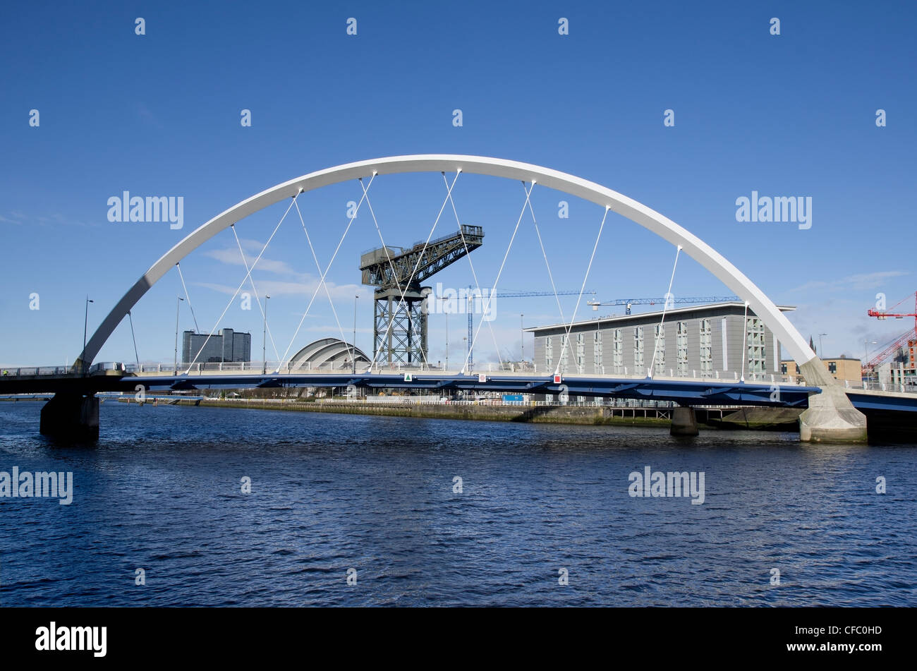 Fluss Clyde in Glasgow mit Brücke, Kran und modernen Gebäuden Stockfoto