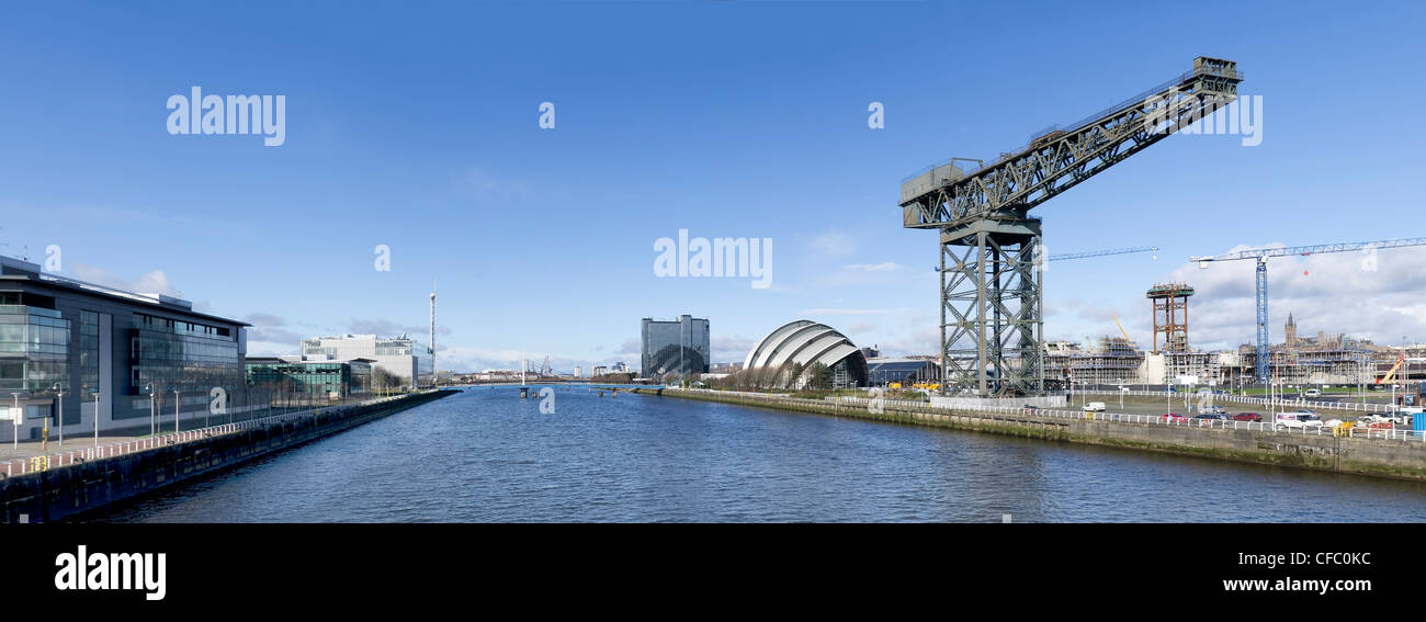 Hochauflösende Panorama des Flusses Clyde in Glasgow zeigt Finnieston Crane, Gürteltier, Bell Bridge und Science Tower. Stockfoto