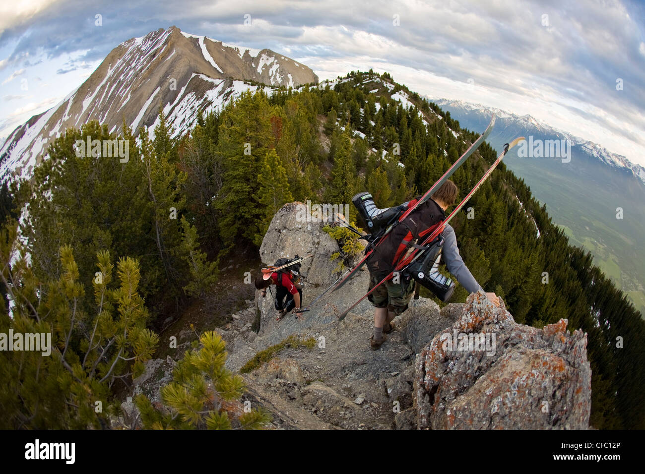 Eingefleischter Skifahrer gehen Skifahren auf Mt 7 im Juni. Golden, BC Stockfoto