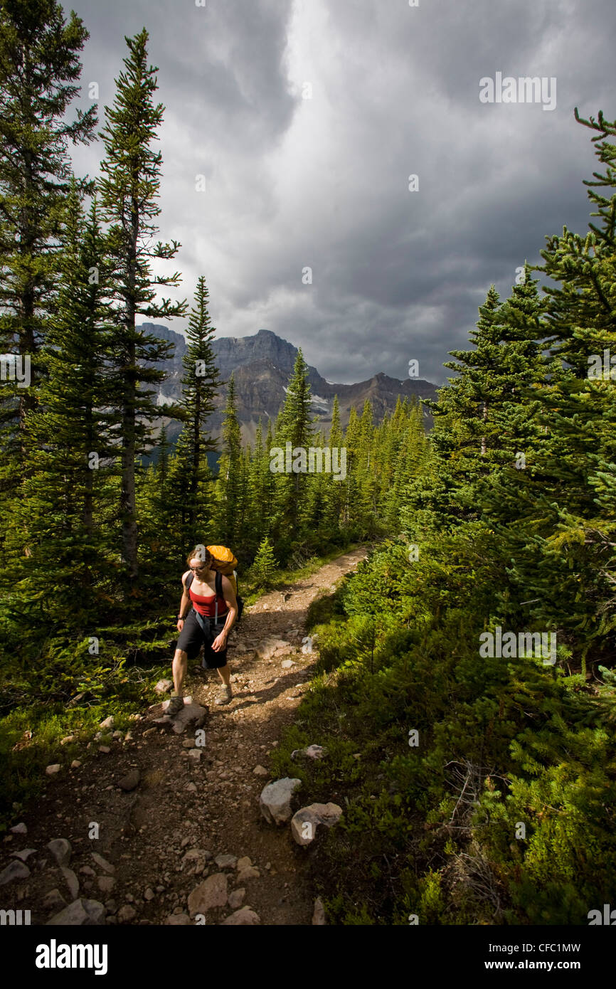 Eine junge Frau Wanderungen in Helen Lake, Banff, AB einige alpine klettern zu tun. Stockfoto