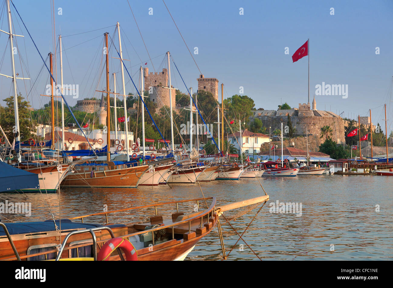 Bodrum-Stadt-Hafen und Schloss von St. Peter, Provinz Mugla, Türkei Stockfoto