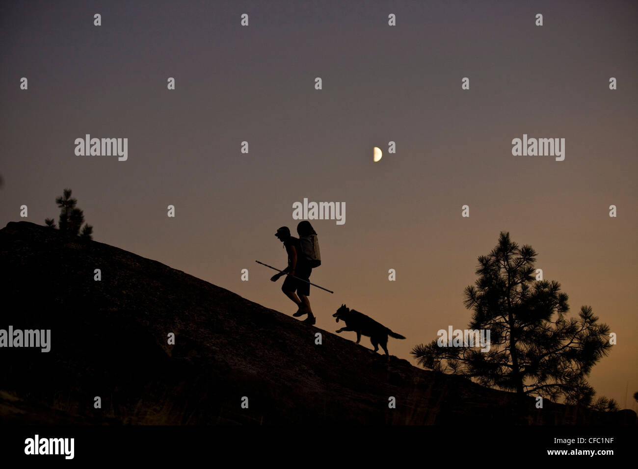 Ein Mann und sein Hund wandern nach Hause nach einem langen Tag Klettern in Skaha, BC Stockfoto