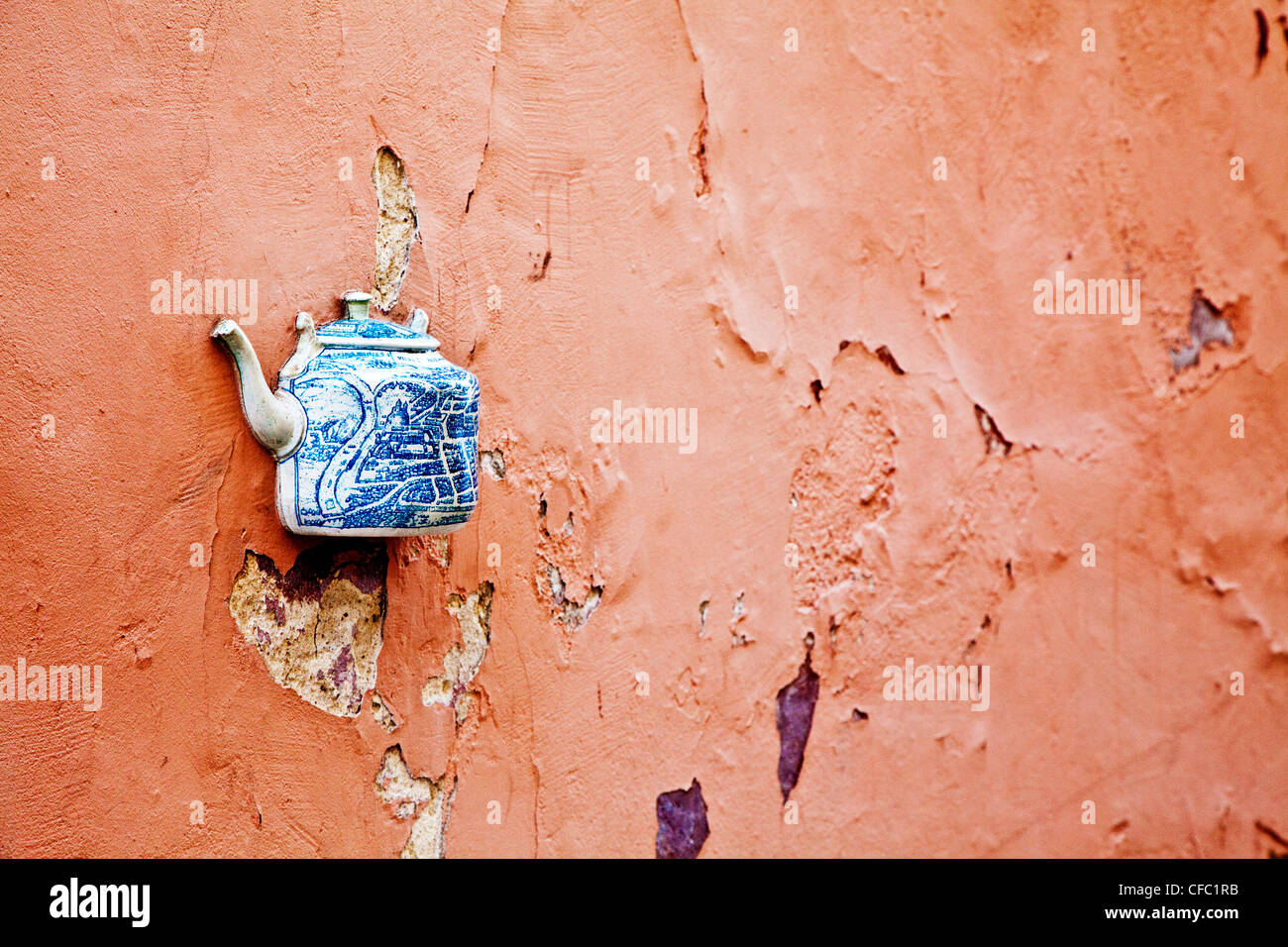 Halb eine Teekanne stecken auf einer zerbröckelnden Wand in Vilnius, Litauen Stockfoto
