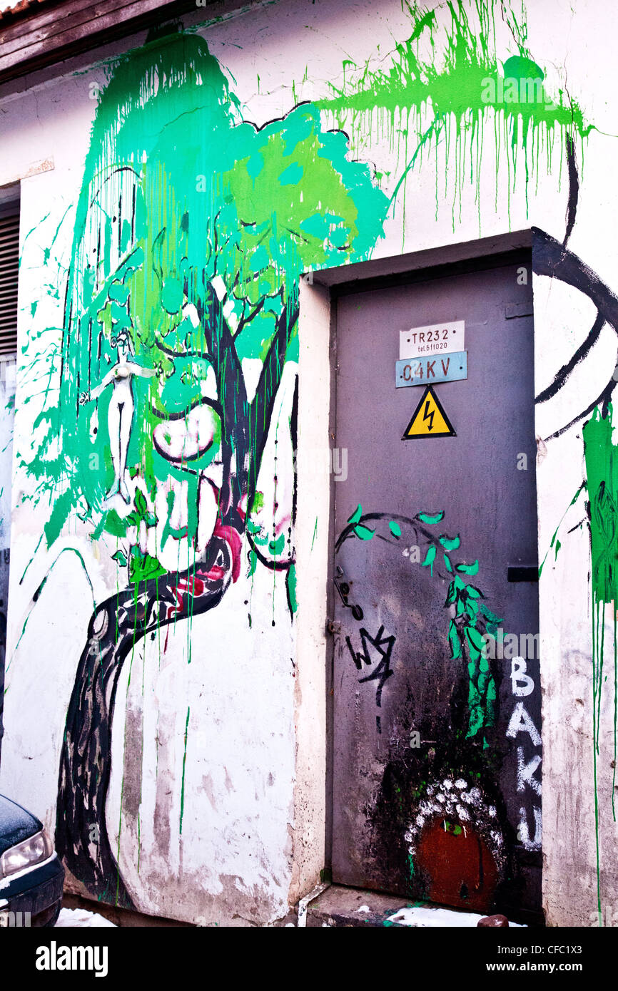 Graffiti von einem Baum neben dem Eingang zu einem Generator zur Stromerzeugung in Vilnius, Litauen Stockfoto