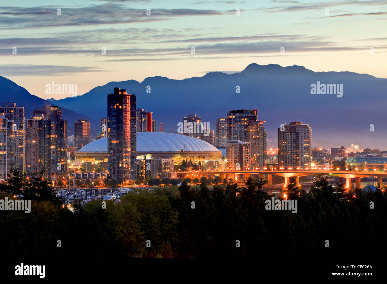 BC Place Stadium und die North Shore Mountains, Austragungsorte für die Olympischen Winterspiele 2010 in Vancouver British Columbia Kanada. Stockfoto