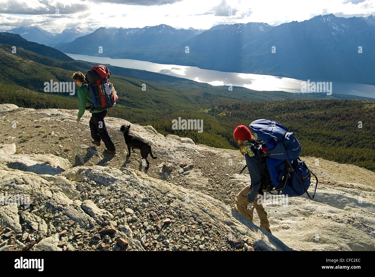 junges Paar Hund Baby Wandern Ridge Kartoffel Sortiment Stockfoto