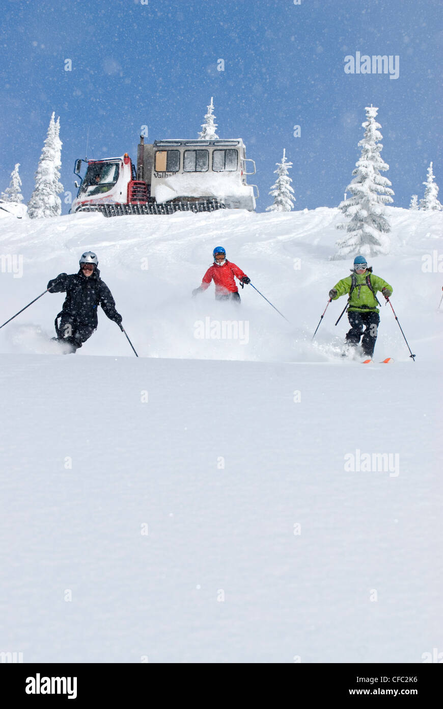 Skifahrer steigen unterhalb der Schneekatze am unberührten Hang, Valhalla Powdercats, Britisch-Kolumbien Stockfoto