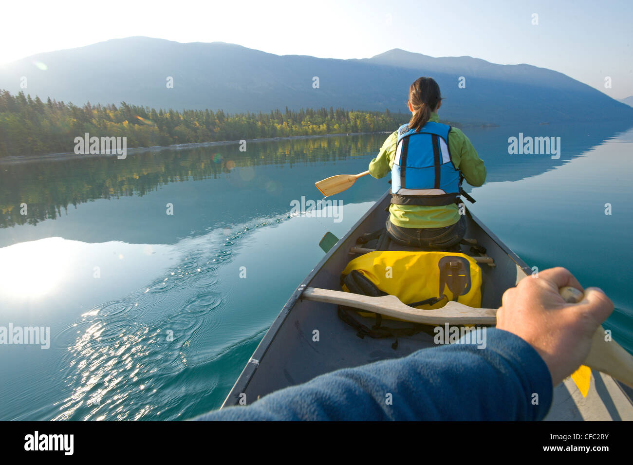 Paddeln Kanu an einem Herbstmorgen am Chilko Lake, British Columbia Stockfoto