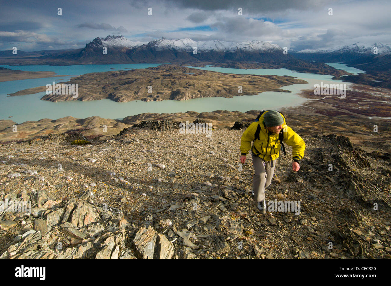 Eine junge männliche Wanderer mit Blick auf Perito Moreno Nationalpark im südlichen Argentinien, einschließlich Lago Belgrano und den Anden Stockfoto