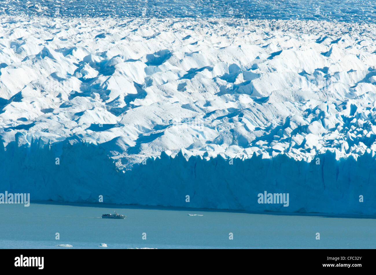 Ausflugsschiff verkehrt Wasser Lago Argentinin vorne Stockfoto