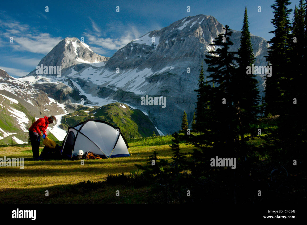 Bergsteiger prüft Geräte nächsten Zelt vorne Stockfoto